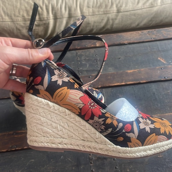 Brand new never worn wedge espadrilles-comes in box - Picture 2 of 4